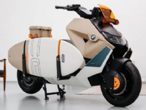 Scooter eltrica BMW leva at prancha de surfe; veja fotos